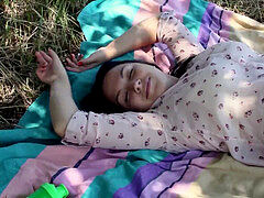 Brunette brune, Léchez, Masturbation, De plein air, Chatte, Adolescente, Jouets