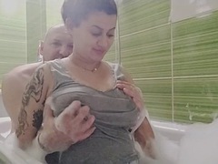 浴室, デカパイ, 衣服着たままセックス, フェティッシュ, 乳首, タトゥー, ティーン, 濡れ