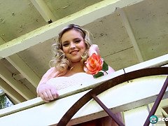 Grote mammen, Blond, Rondborstig, Harig, Masturbatie, Natuurlijk, Buiten, Kut duiken