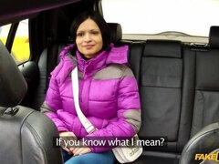 In den arsch, Grosse titten, Blasen, Braunhaarige, Auto, Handjob, Pov, Titten