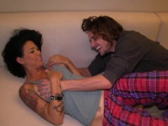 Sucer une bite, Brunette brune, Femme couguar, Tir de sperme, Hard, Hôtel, Actrice du porno