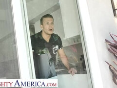 Américain, Éjaculer dans la bouche, Hard, Seins naturels, Petite femme, Piscine, Chatte, Chevaucher