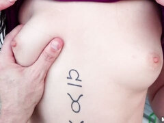 Gros cul, Grosse bite, Sucer une bite, Brunette brune, Mignonne, En levrette, Seins naturels, Adolescente