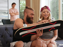 Kont, Blond, Diep in de keel, Hondjeshouding, Vingeren, Likken, Kut duiken, Geschoren