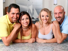 Amateur, Blonde, Sucer une bite, En levrette, Le plan cul à quatre, Hard, Rasée, Maigrichonne