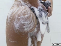 Leie, Grosser arsch, Blasen, Braunhaarige, Aufs gesicht abspritzen, Natürlichen titten, Dusche, Schlucken