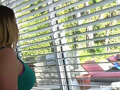 18 ans, Grosse bite, Noire, Sucer une bite, Plantureuse, Naturelle, Suçant, Nénés