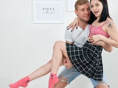 Gros cul, Grosse bite, Sucer une bite, Brunette brune, En levrette, Seins naturels, Cheveux courts, Nénés