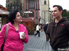 Blasen, Braunhaarige, Kehlenfick, Oma, Handjob, Reif, Mutti, Stiefmutter