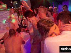 Минет, Вечеринка, На публике