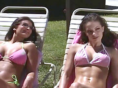 Cul à la bouche, Bikini, Brunette brune, Lesbienne, De plein air, Rasée, Maigrichonne, Plan cul à trois