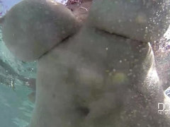 Tetas grandes, Bikini, Británico, Pies, Coño, Afeitado, Solo, Tatuaje