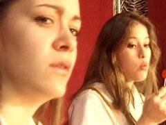 Sucer une bite, Tir de sperme, Double pénétration, Faciale, Doigter, Lesbienne, Plan cul à trois, Rétro ancien