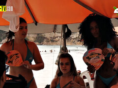 18, ビーチ, デカ尻, デカパイ, ブラジル, 茶髪の, レズビアン, 公共