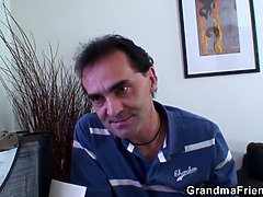 Blasen, Geile alte tussi, Kehlenfick, Handjob, Mutti, Büro, Realität, Stiefmutter