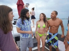 アメリカ人, ビキニ, 開帳, ピアス, タトゥー, ティーン, オッパイの, 濡れ