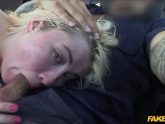 Enthousiasteling, Blond, Brits, Auto, Hondjeshouding, Sperma in gezicht, Buiten, Uniformpje