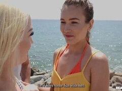 Grote kont, Zoenen, Lesbisch, Ondergoed, Natuurlijke tieten, Geschoren, Tiener, Tieten likken