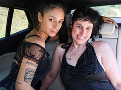 Gros cul, Gros seins, Doigter, Embrassement, Lesbienne, Lingerie, Strapon, Nénés