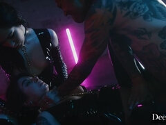 Sucer une bite, Bondage, Gorge profonde, En levrette, Faciale, 2 femmes 1 homme, Latex, Chatte