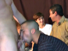 Sucer une bite, Homosexuelle, Groupe, Fête, Public, Réalité, Tatouage, Voyeur