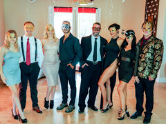 Blonde, Sucer une bite, En levrette, Groupe, Branlette thaïlandaise, Masque, Orgie, Fête