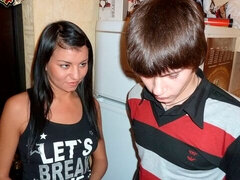 Sucer une bite, Brunette brune, Couple, Cocu, Grossier, Russe, Rasée, Adolescente