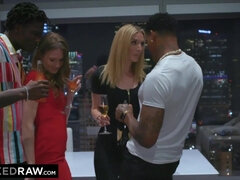 Anal, Cul, Sucer une bite, Queue, Le plan cul à quatre, Groupe, Interracial, Rousse roux