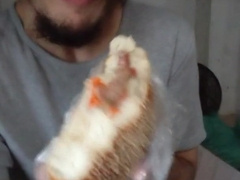 Dando uma mijada e comendo um hamburgao de uma vez