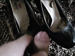Cum on unknown woman's shoes