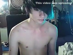 Emo Effemine Avec Des Cheveux Vert