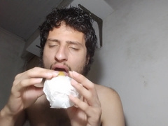 Dois cachorros quentes pra dentro e enchendo a barriga de comida , no final a minha barriga