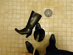 Piss in wifes leather boot