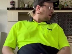 Tradie Masturbates off on the job