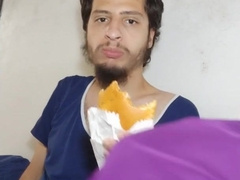 Fetish em comida, comendo um calzone inteiro quero crescer musculo