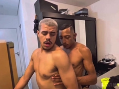 fui entregar água na casa do viadinho, Me deu mole, já aproveitei pra comer o rabão dele