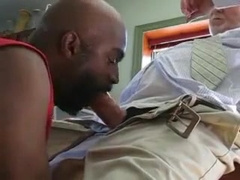 No la quiere soltar de la boca