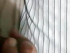 Abuelo se masturba en su cuarto