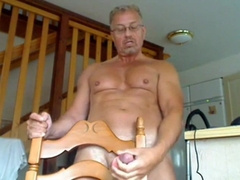 maduro cachondo se folla en una silla 4