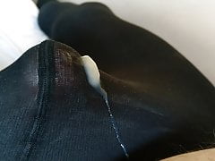 Wanking Spill in Black Tights