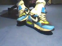 Brincando com os tenis Nike Air Max