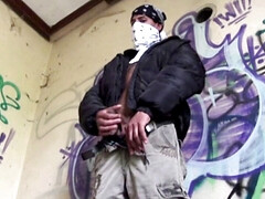 2 straights accept to masturbates for 100 euros