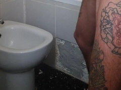 Una bella sega con tanto di sborrata sulla gamba