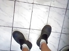 Eu gozando no meu sapatao antes de ir trabalhar