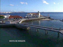 black Jocker lubrificou o cuzinho e foi castigado por dois tarados nos fundos do cinemão.
