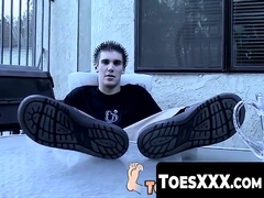 ToesXXX.com - Butt buddies' dirty feet worship in the kitchen