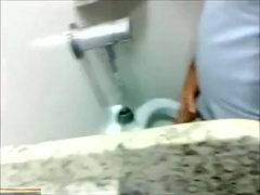 CRUISING PAJA EN EL BAÑO PUBLICO - PUBLIC HIDDEN.mp4