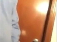 Porteiro dando aliviada no trampo