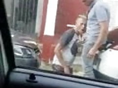 Pareja de hombres se maman la verga en la calle