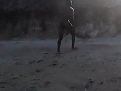 Ragazzo Nero Nudo. Piscia al mare